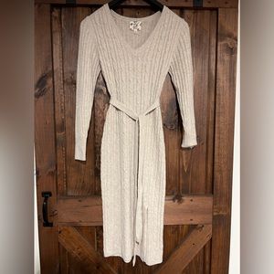 MIDI sweater dress with tie and slit on left leg